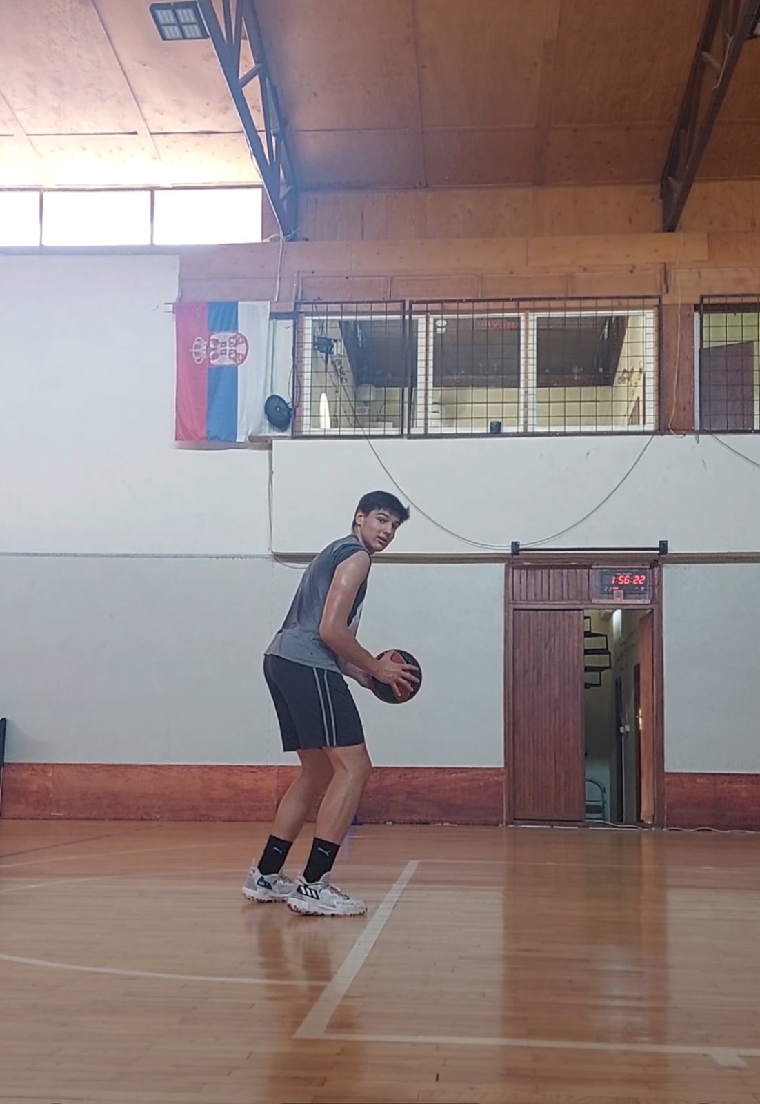 Mladi košarkaš trenira u Pro Sport sali